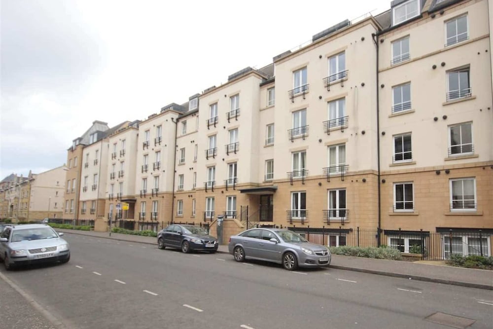 Homely 2 Bedroom Flat Close to Central Edinburgh view 5