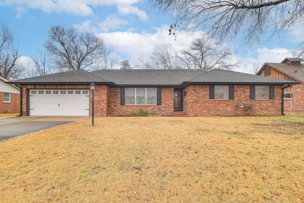 Near Shops & Eats: Vinita Home w/ Furnished Patio