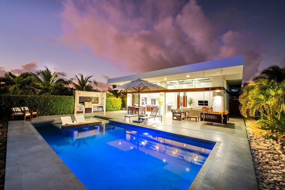Family Beachside Villa With Hotel Amenities v7