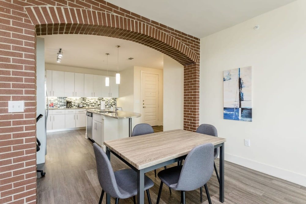 Renew Tanglewood 3-bedroom in Uptown Houston