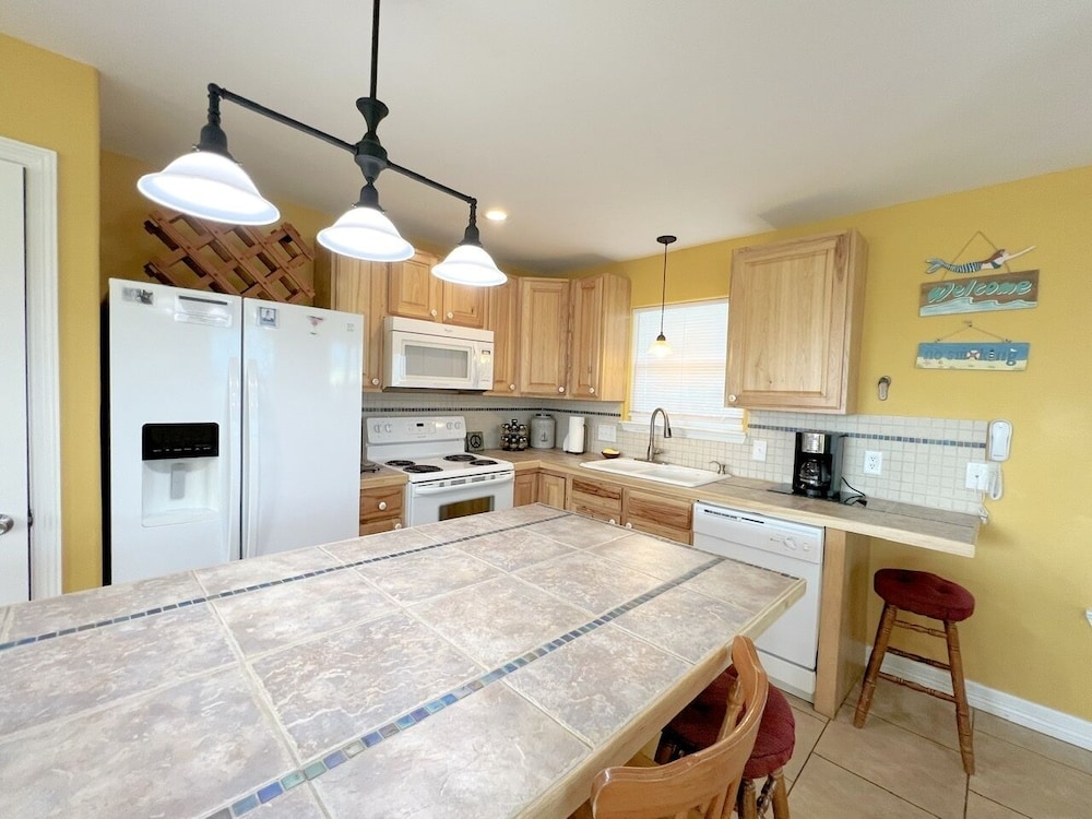Abby Sands Castle 2 Bedroom Home by RedAwning