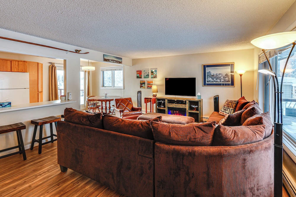 Riverside Retreat: Cozy Fairbanks Home w/ View
