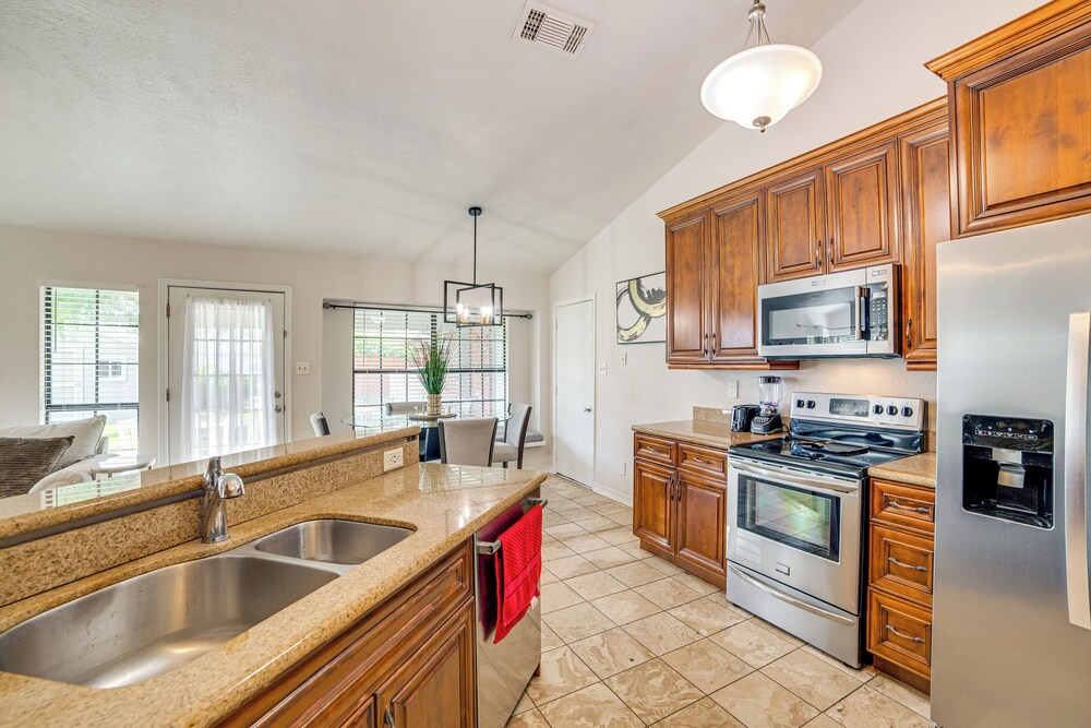 Fenced-in Yard: Home < 1 Mi to Lake Ray Hubbard!