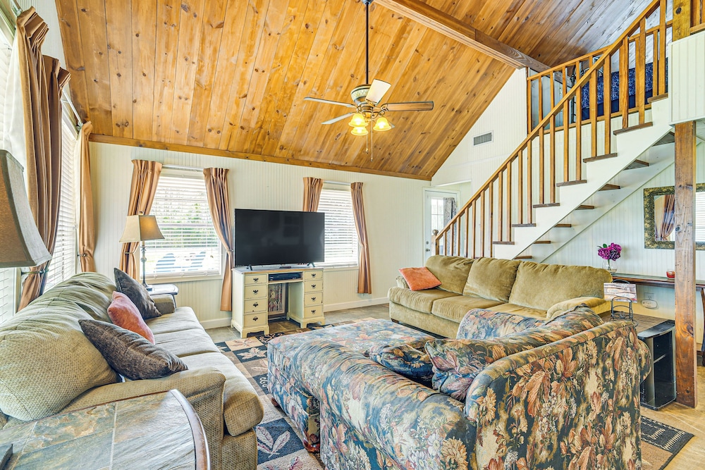 Boat & Swim: Lakefront Toledo Bend Retreat!