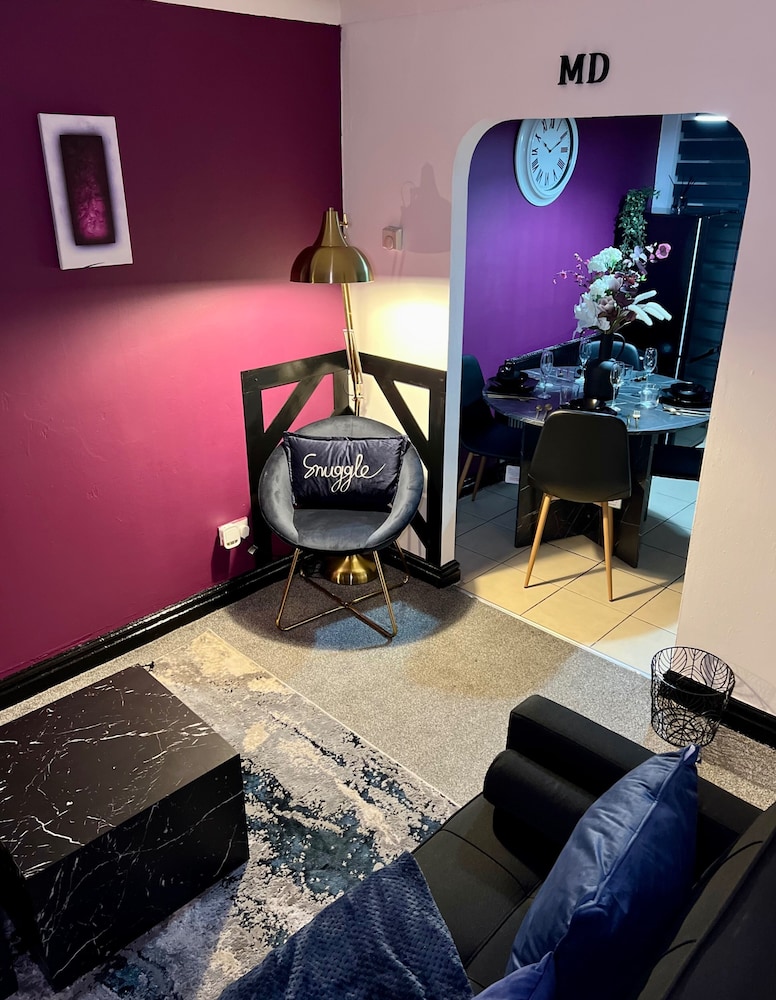 2-bed - Sleeps 4 - Pet Friendly & Free Parking