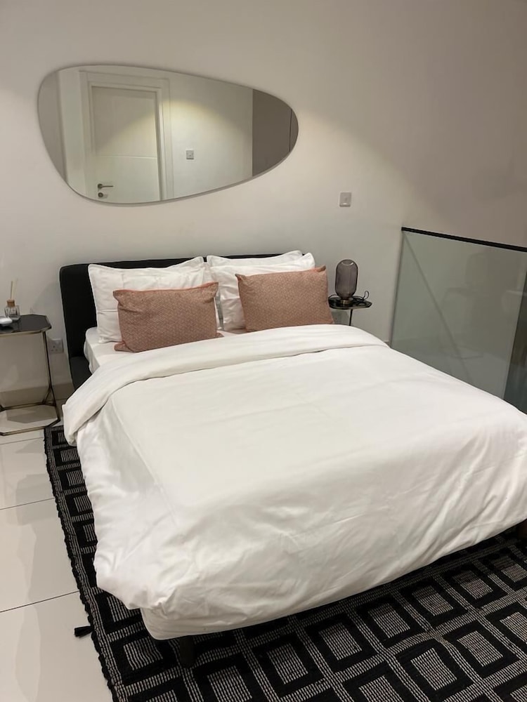PREMIUM SUITE