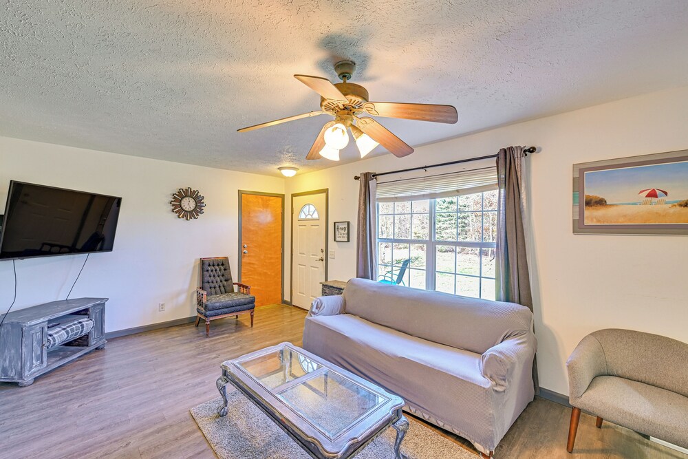 8-acre Bridgman Oasis: Pool, Hot Tub & Game Room