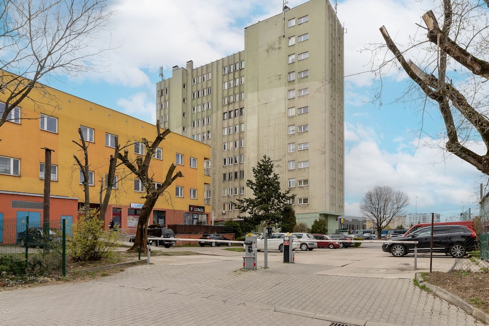 Modern 1 Bedroom Apartment by Renters view 4
