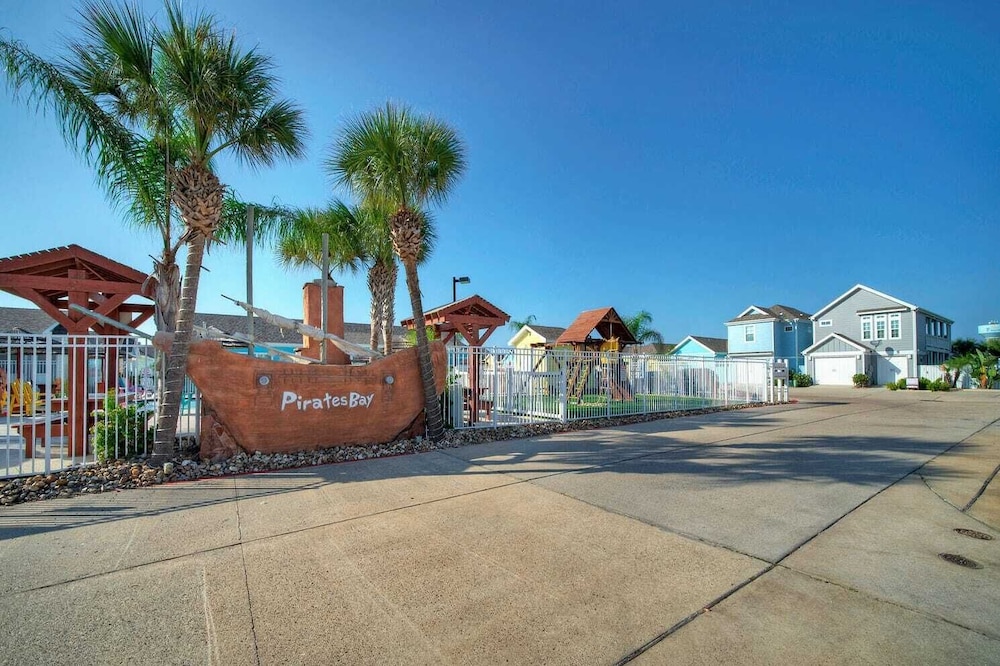 Sleeps 18 2 Beach Homes w/ 2 Pools, Playground, Covered Patios Pirates Bay