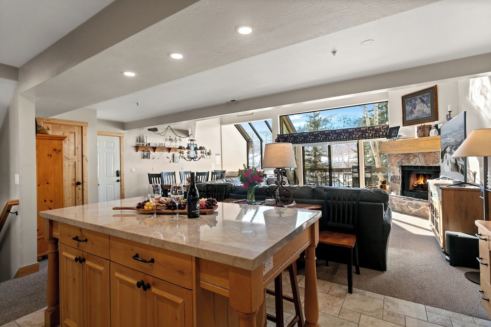 Queen Esther at Deer Valley Resort - Four Bedroom Condo with Hot Tub #2447 4 Condo