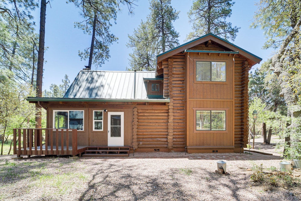 Covered Deck, Private Acreage: Log Cabin in Pine