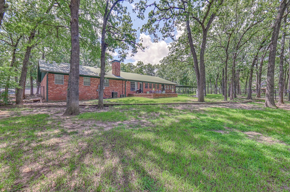 Home w/ Lake Texoma View, Game Room & Bar