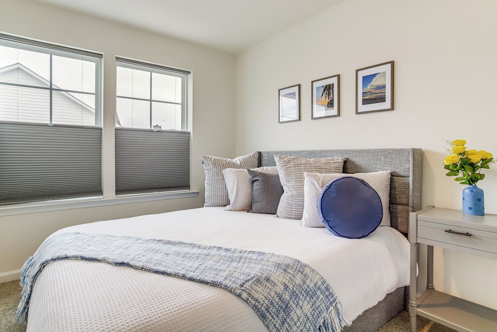 < 1 Mi to Dtwn: Waterfront Townhome in Cambridge!