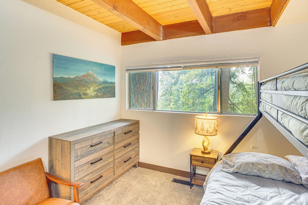 3 Mi to Lake Arrowhead Village: Pine-view Home!
