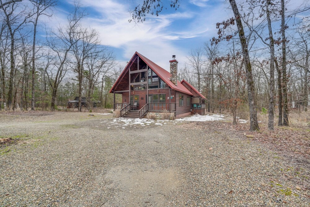 Hot Tub + Fire Pit: Broken Bow 'honeymoon Cabin'