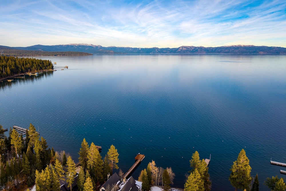 Westlake Cabin by Avantstay Hot Tub Near Skiing Walk to Restaurants Lake