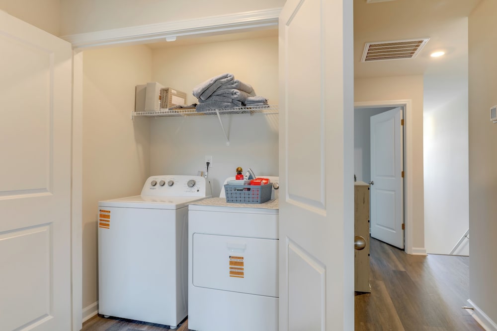 Modern Escape 2 Mi to Surfside Beach Fishing Pier