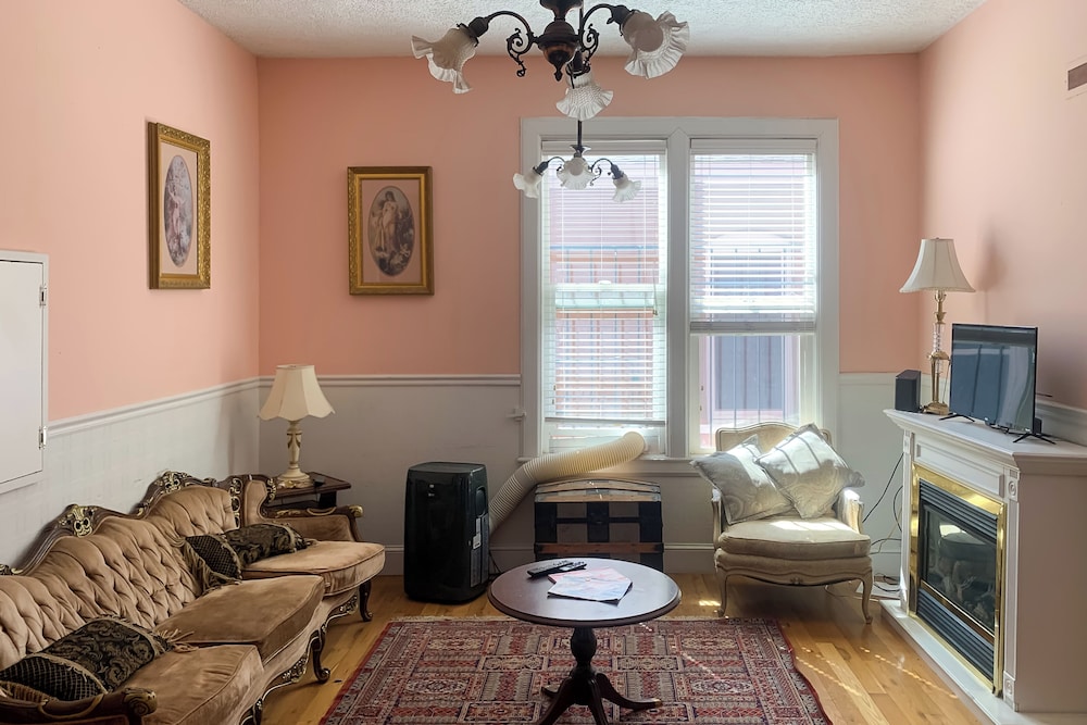 < 1 Mi to Downtown Abq: Historic Manor w/ Patio!