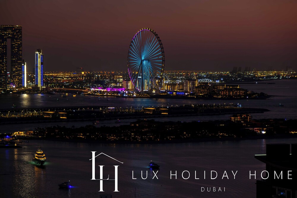 LUX Iconic Views at Palm Tower Studio
