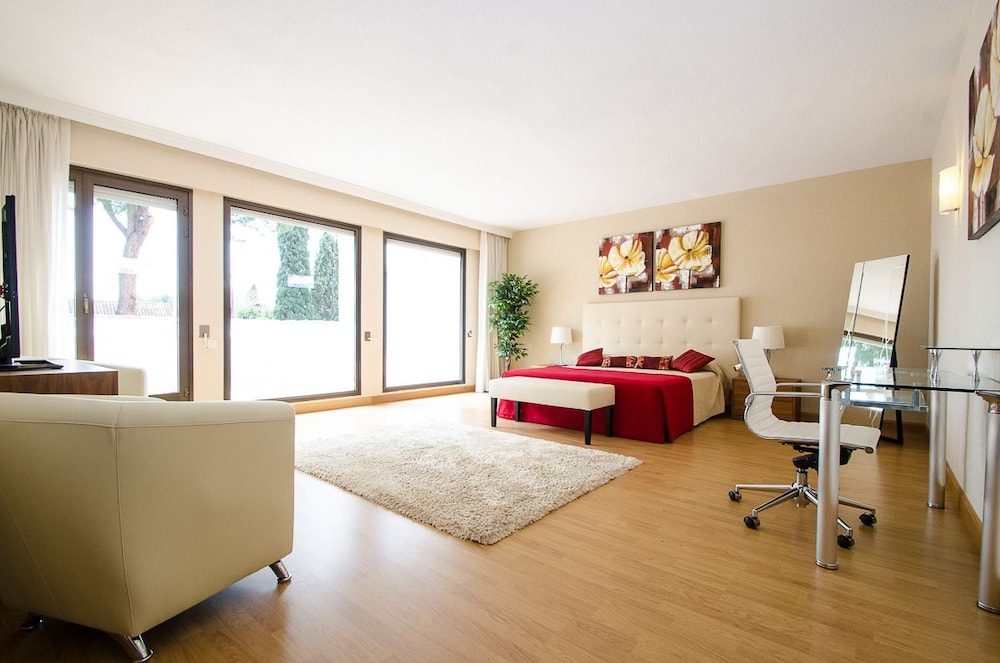 Villa Seafront IV view 4