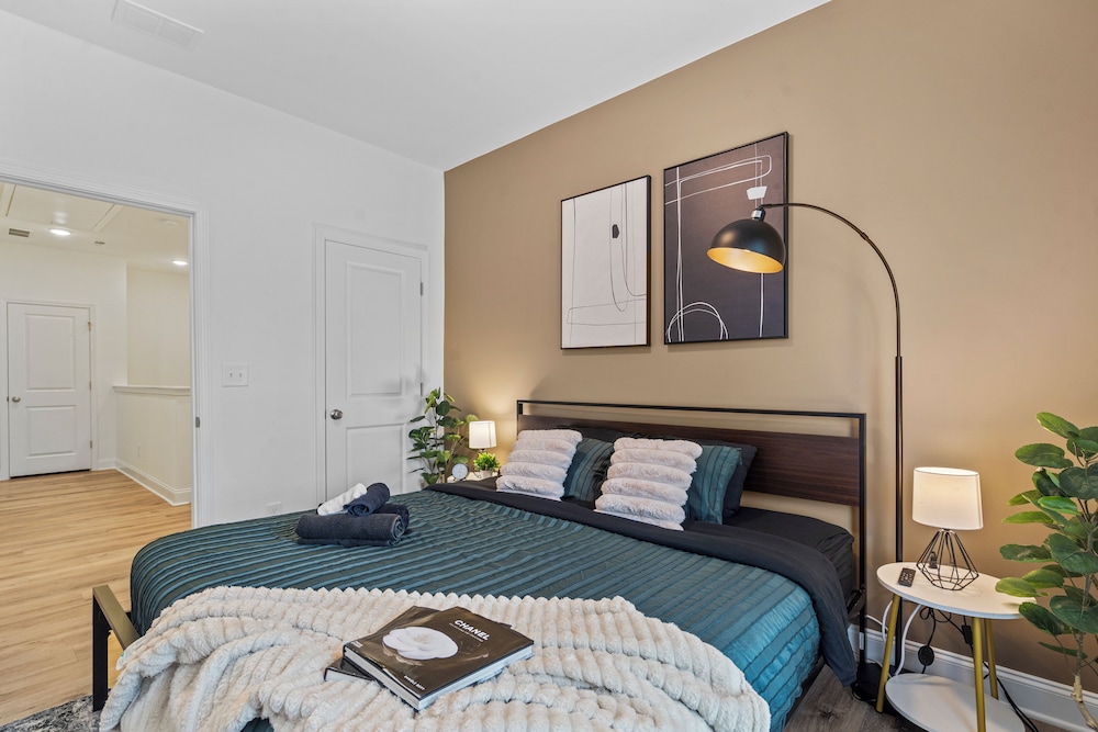 Luxe 3BR Townhouse to Uptown Charlotte