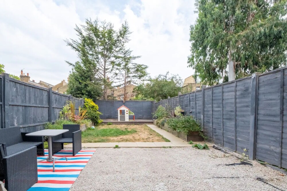 Lovely 3 Bedroom Apartment in Clapton With Garden