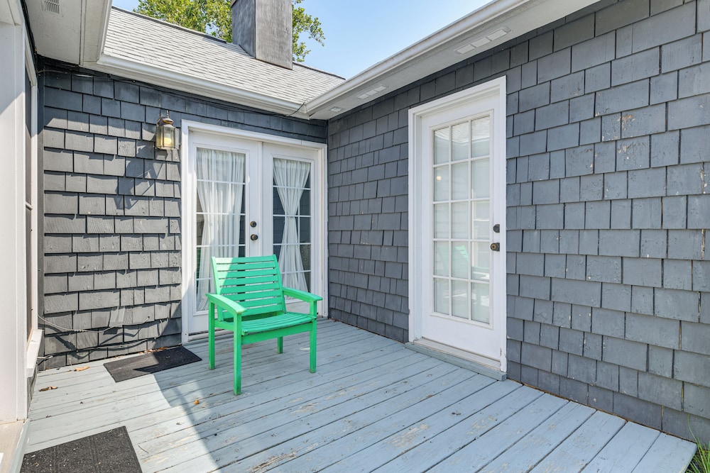 Fish, Swim & Boat: Colonial Beach Bungalow