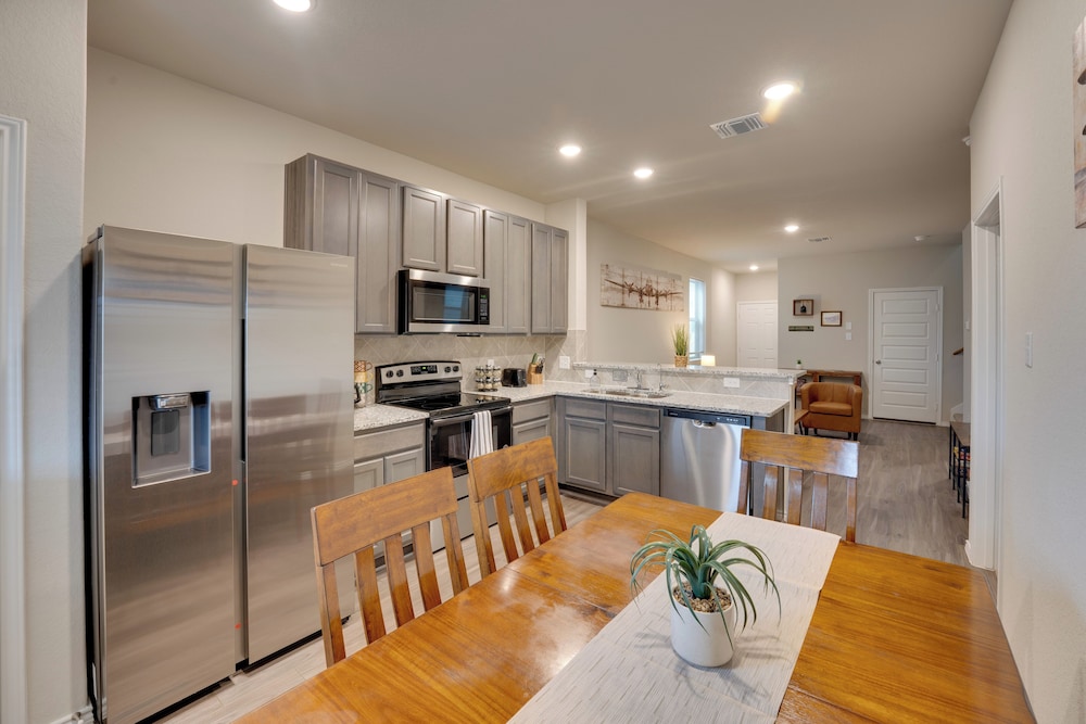 6 Mi to Lackland Afb: Hot Tub, Pool & Game Room!