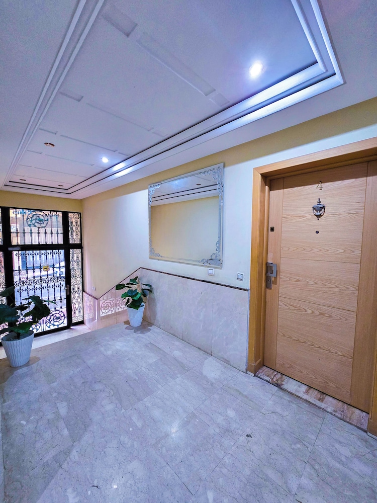 Luxor Home - Spacious & proximity to CFC