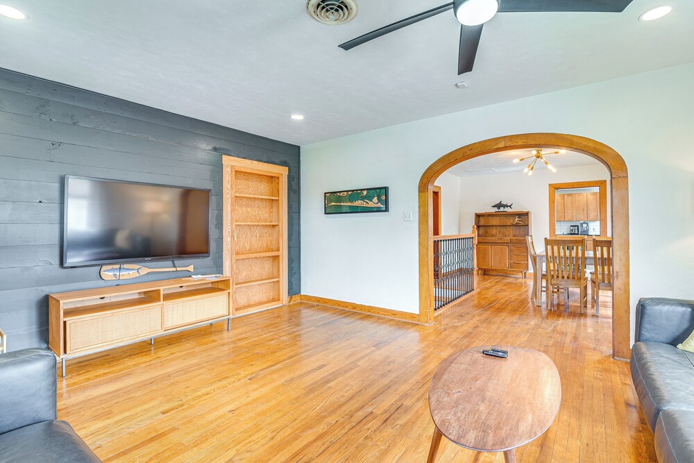 2 Mi to Pleasure Pier: Pet-friendly Gem w/ Yard