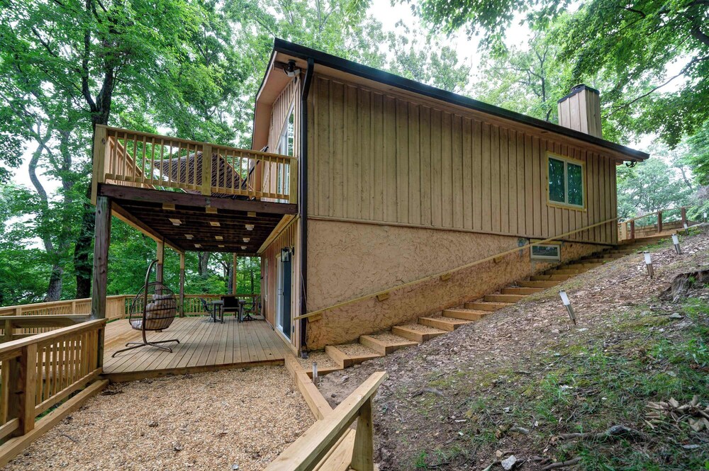 Mountain Views in Private Lake and Golf Community!
