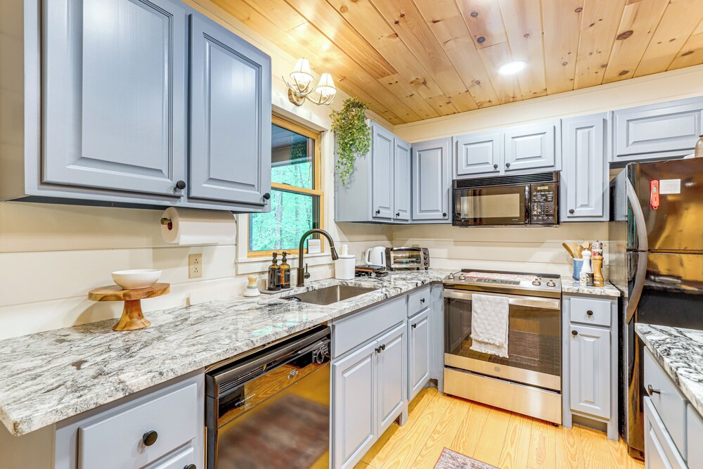 5 Mi to Dtwn Blue Ridge: Spacious Cabin w/ Hot Tub