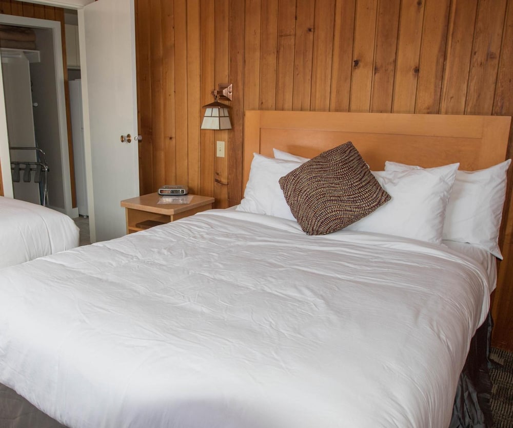 The Cedarwood Inn & Suites