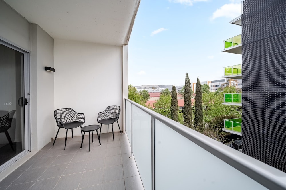 Lakeside 1-bed With A/c, Parking & Balcony