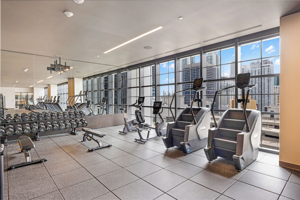 Downtown 1BR Apt with Skyline Views