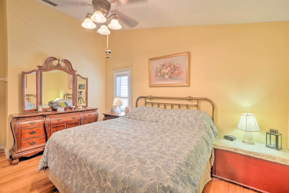 Tampa Home w/ Hot Tub ~ 15 Mi to Downtown!