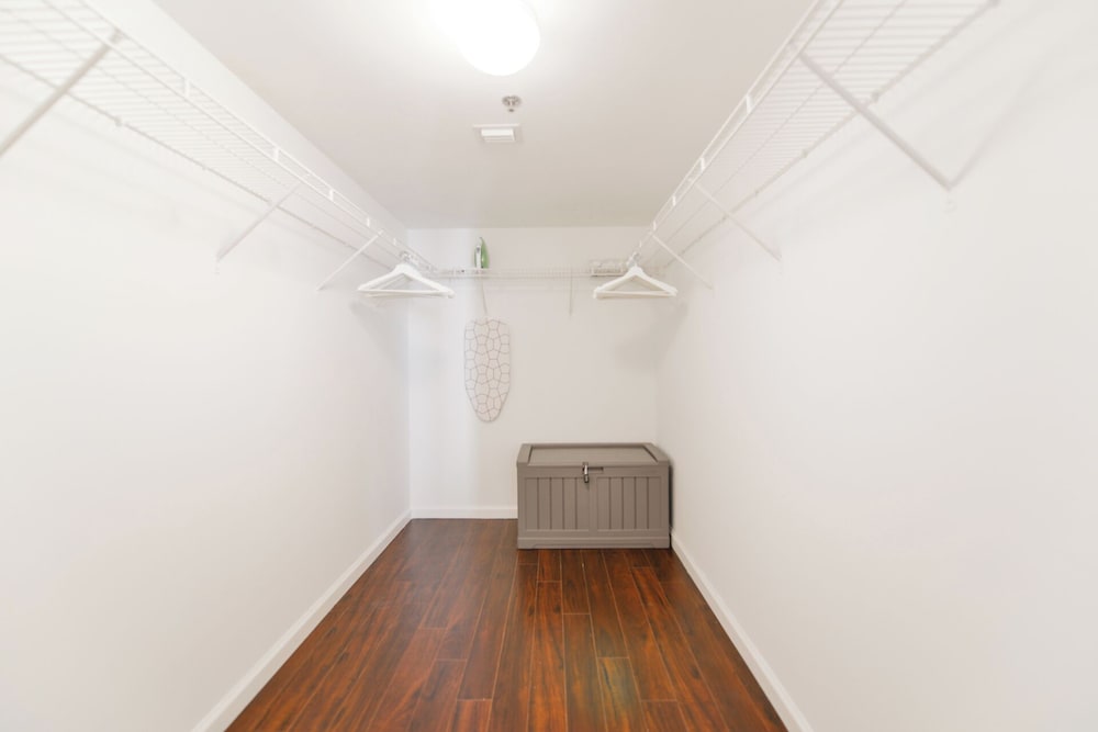 Sky High 31st Floor Condo W Parking