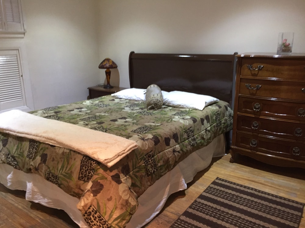 Lovely 2 Bedroom Home with Pool