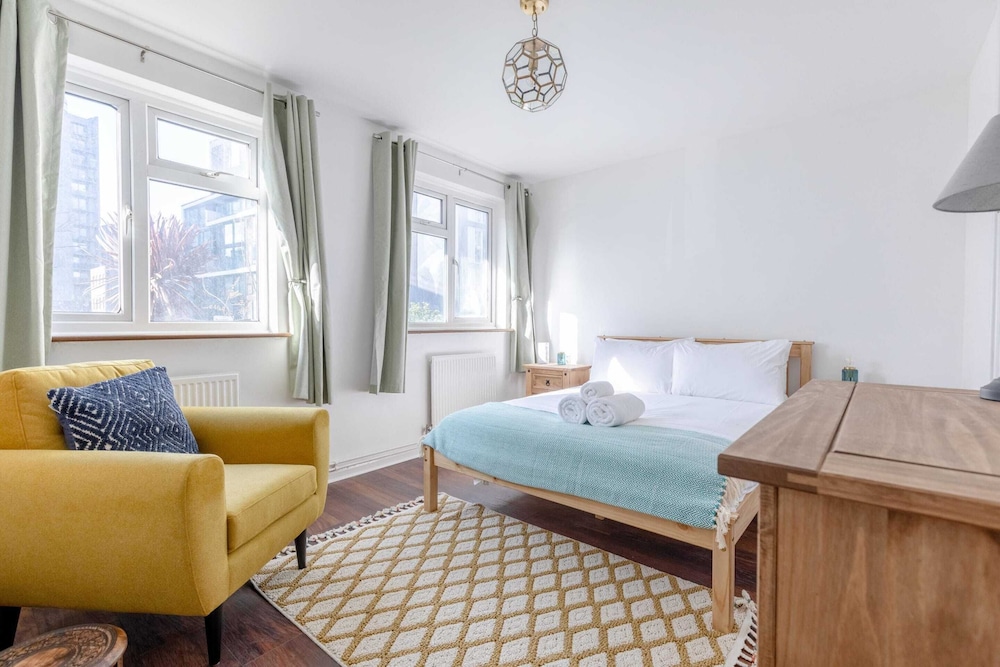 Serene 2BD Flat W/private Patio Old Street!