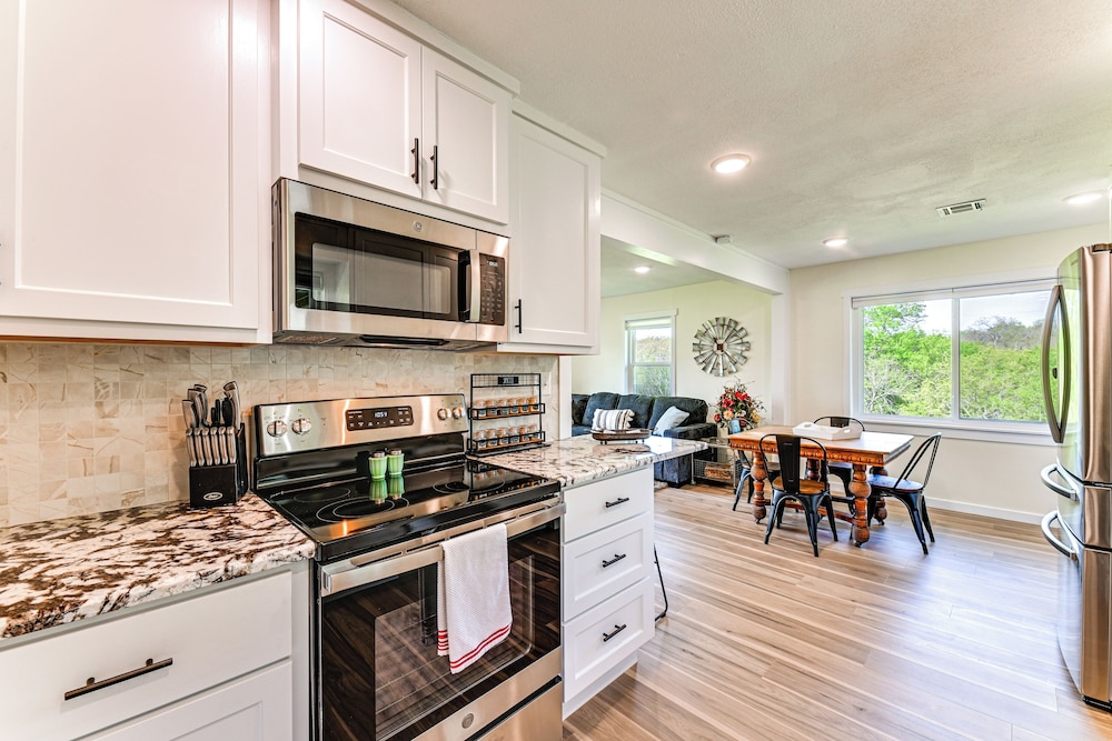 5 Mi to Lake Texoma: Wooded Retreat on 3 Acres!