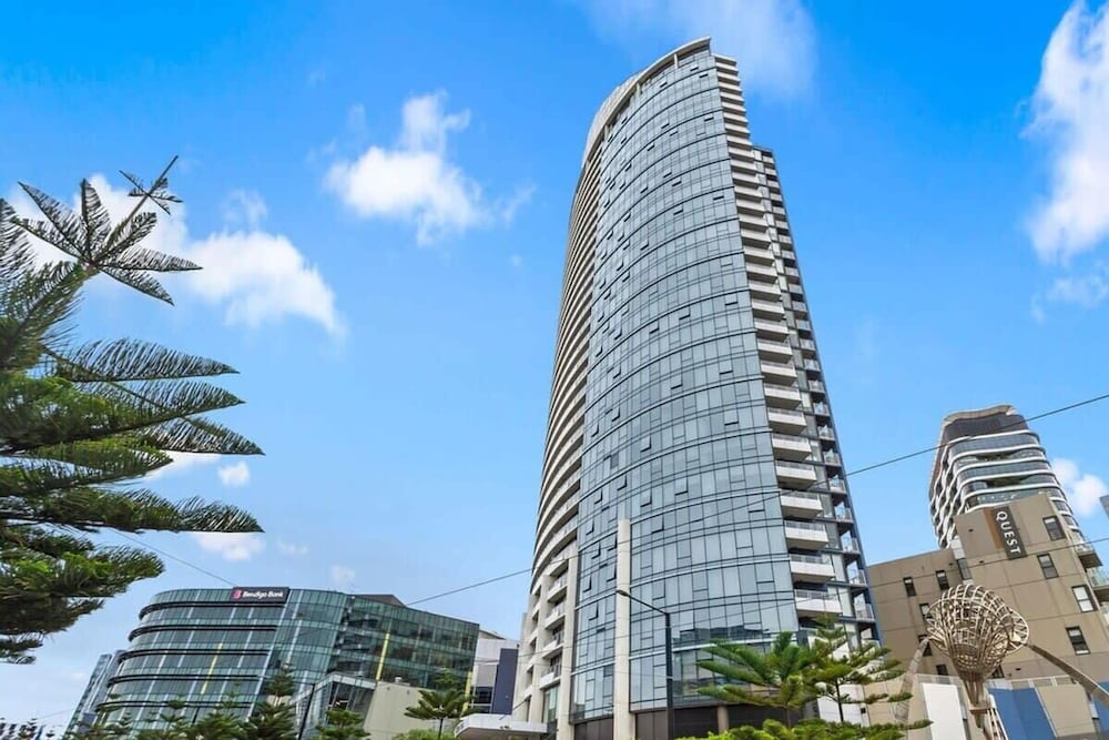 A 2BR Apt With Amazing Harbor Views, Free Parking