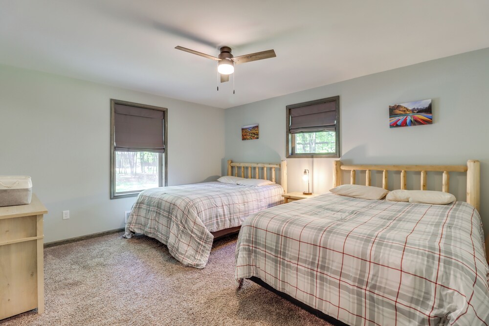 Hot Tub & Community Beach: Albrightsville Home!