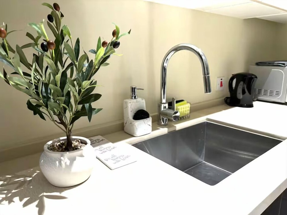Stylish 1-Bed Condo with Views in Harloe
