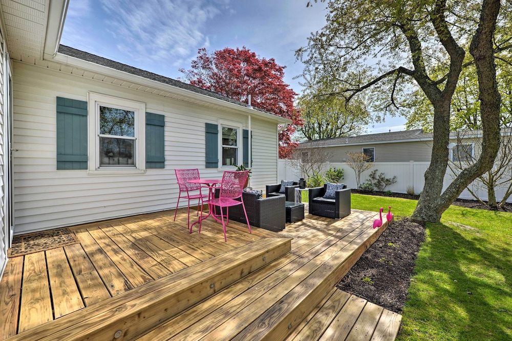 Cozy Villas Beach Cottage: Blocks to Bayshore