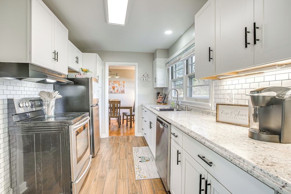 16 Mi to Buckeye Lake: Family-friendly Newark Home