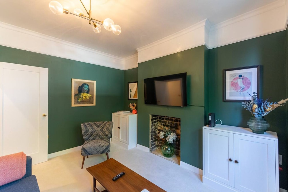 Charming 1 Bedroom Apartment in Shepherds Bush With Patio Area