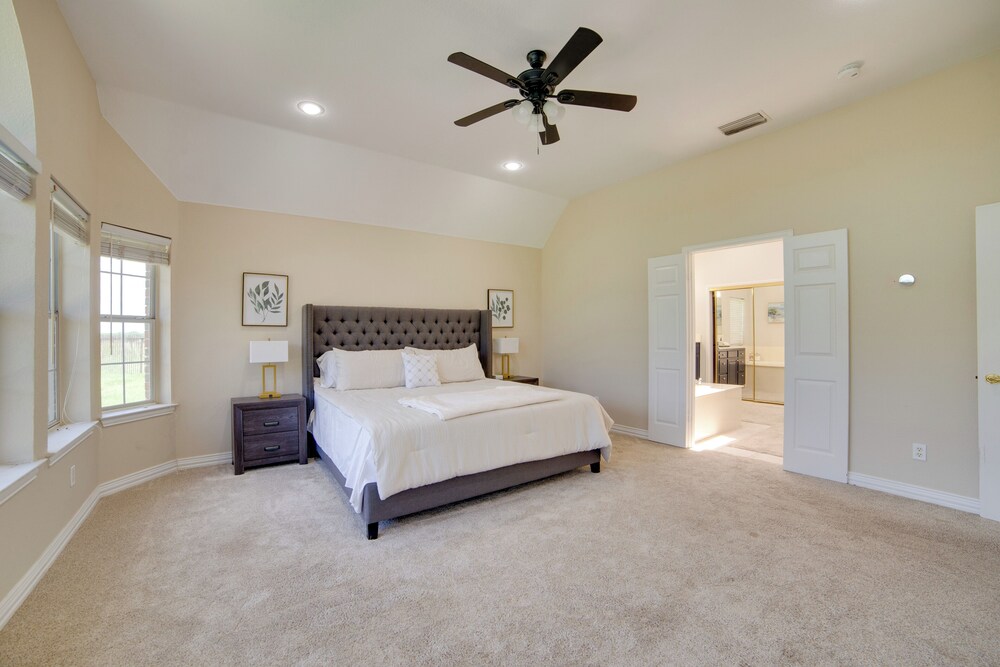 Game Room & Bar: Secluded Getaway in Farmersville