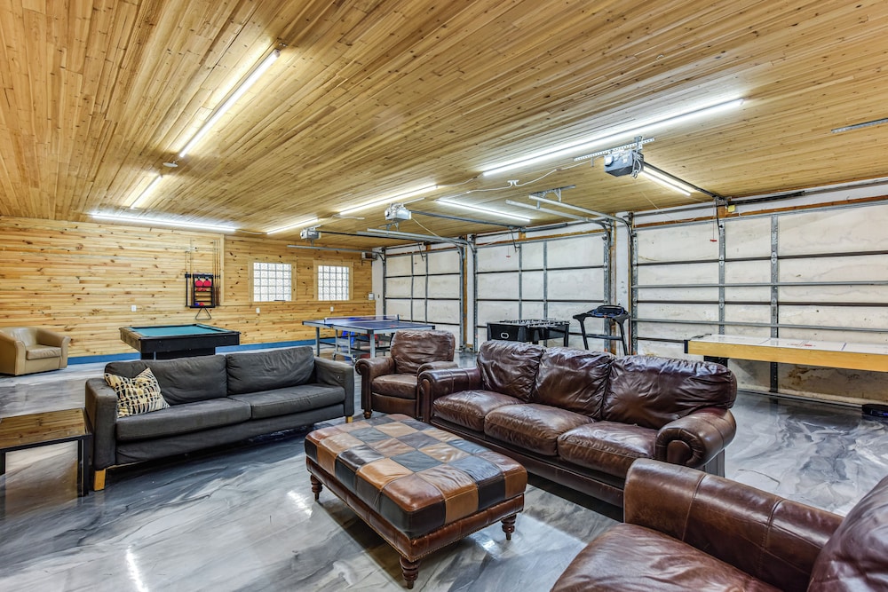 600-sq-ft Deck! Hutchinson Retreat on 5 Acres