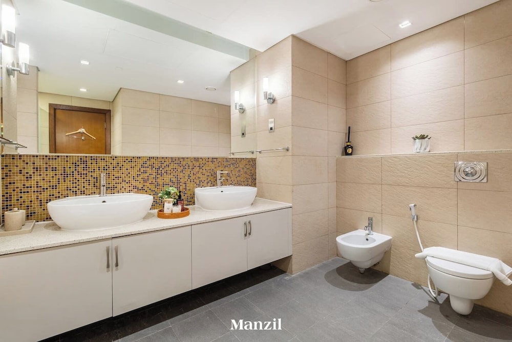 2BR Maid Enjoy Sea Views Palm Jumeirah