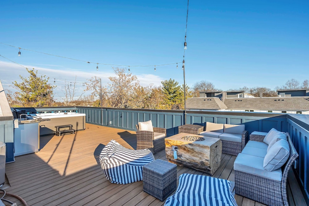 Hot Tub Game Room Rooftop Downtown Nashville